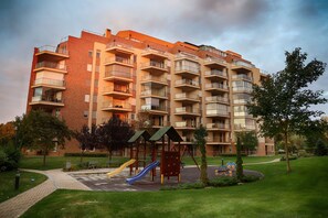 Children's play area - outdoor - Galerius Golden Beach Apartment (Siófok)