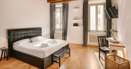 Deluxe spaciuos double room with large modern ensuite bathroom and airconditioning
