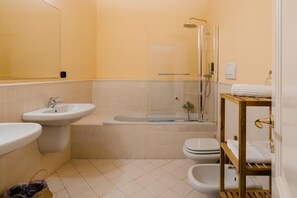 Combinazione doccia/vasca, asciugacapelli, asciugamani