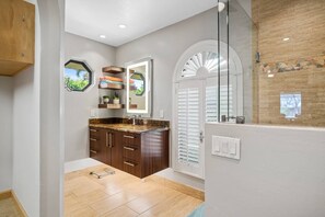 Shower, hair dryer, towels