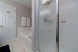 Baignoire, baignoire à jets, sèche-cheveux