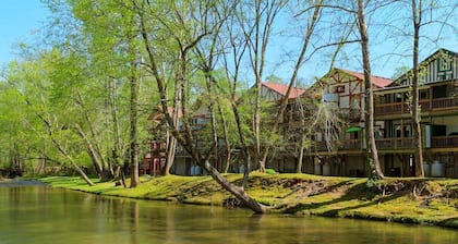 RiverHaus on Edelweiss - Cozy River Condo Downtown