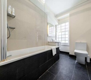 Huoneisto (2 Bedrooms) | Kylpyhuone | Kylpyamme, hiustenkuivaaja, pyyhkeet, saippua