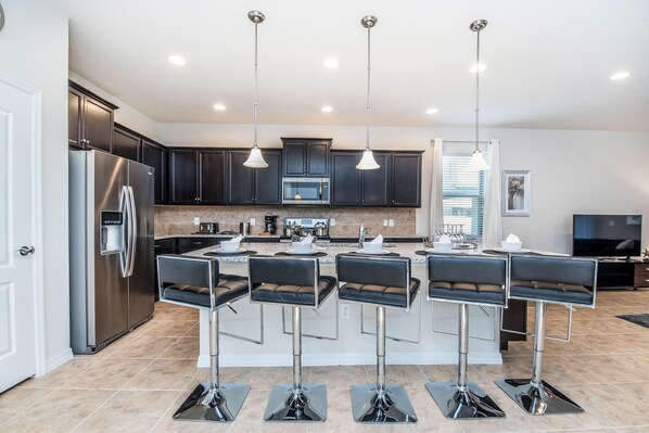 Huvila (Ultimate! 8Bed 6Ba Villa Games, Pool+) | Yksityinen keittiö | Jääkaappi, mikroaaltouuni, keittoastiat/astiat/ruokailuvälineet