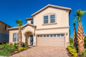 Huvila (Ultimate! 8Bed 6Ba Villa Games, Pool+) | Ulkopuoli