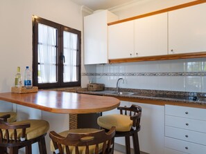 Jääkaappi, mikroaaltouuni, uuni, kahvin-/teenkeitin