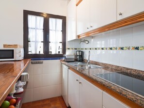 Jääkaappi, mikroaaltouuni, uuni, kahvin-/teenkeitin