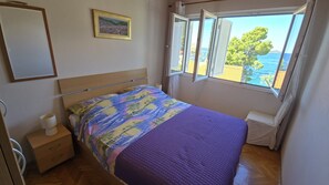 3 slaapkamers, een strijkplank/strijkijzer, wifi, beddengoed