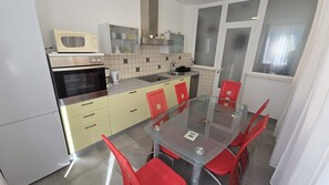 Een koelkast, een magnetron, een oven, een kookplaat