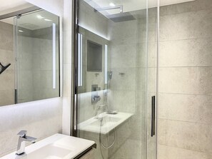 Bathroom - Air-Conditioned Studio Near Beach with Pool and Parking in Bormes-les-Mimosas (Bormes-les-Mimosas)