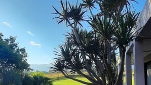 Et moderne hus med en pool, der spejler himlen.
