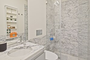 Douche, sĂšche-cheveux, serviettes fournies