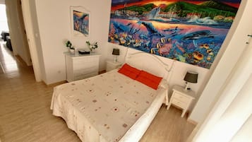 2 slaapkamers, een bureau, een strijkplank/strijkijzer, wifi