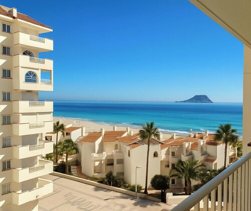 Ideal for rest in a quiet area and facing the sea. 