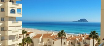 Ideal for rest in a quiet area and facing the sea. 