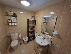 Kylpyamme, hiustenkuivaaja, bidee, pyyhkeet