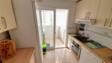 Een koelkast, een microgolfoven, een oven, een kookplaat