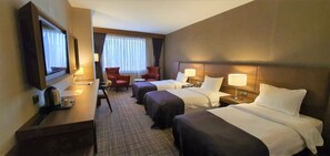 Habitación triple | Ropa de cama de alta calidad y minibar