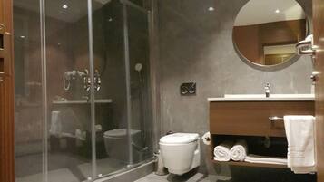 Single Room | Bathroom | Shower, rainfall showerhead, hair dryer, bathrobes
