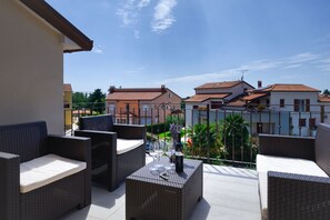 Terrace/patio - Apartment with pool, 2 bedrooms, garden, air-conditioned,barbecue,quiet location (Porec)