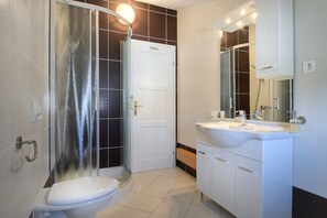 Douche, séchoir à cheveux, serviettes fournies, savon