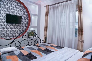 Individually decorated, desk, free WiFi - Red Sox Hotel (Seeta)