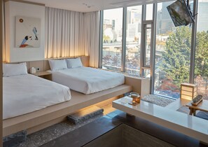 Espacio para trabajar con laptop y cortinas blackout 