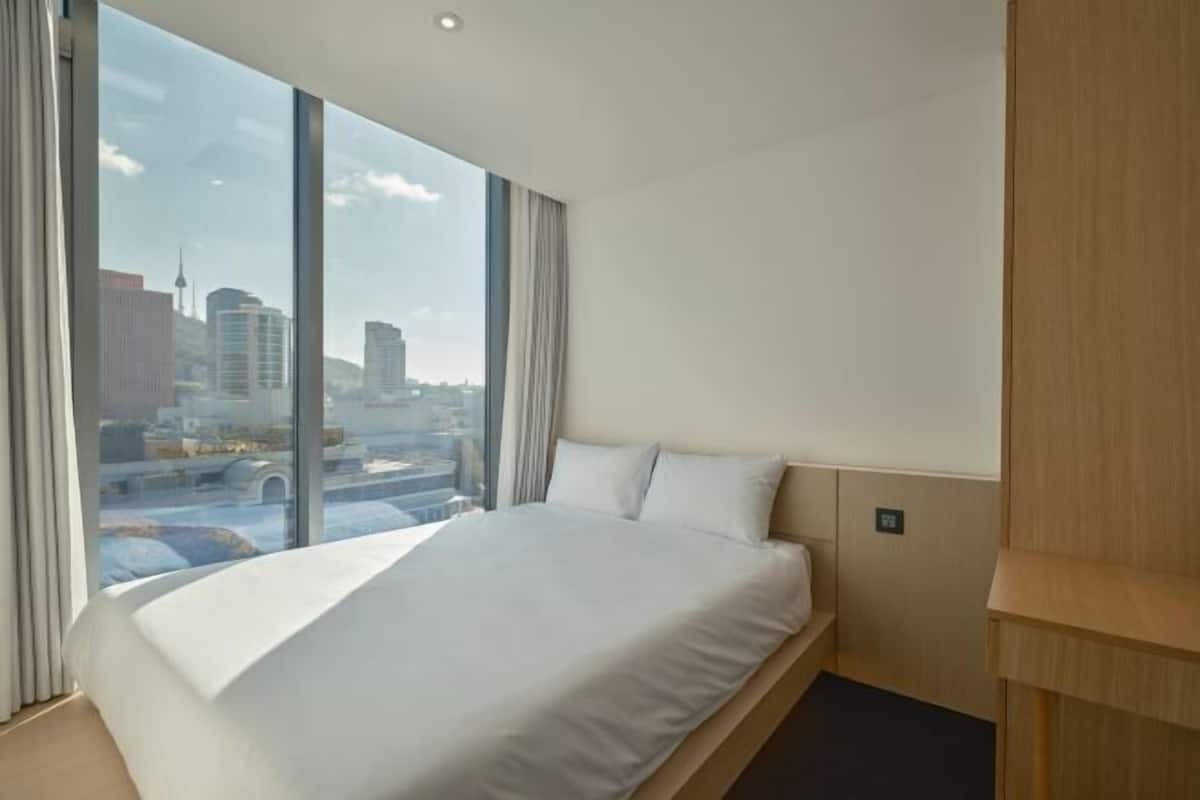 2 camere, postazione laptop, tende oscuranti, insonorizzazione