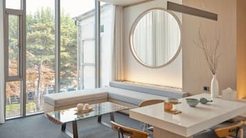 Family City Suite (Randomly Assigned) | 2 yatak odası, dizüstü bilgisayar çalışma alanı, güneşlik/perde