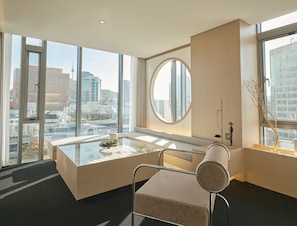 Family City Suite (Randomly Assigned) | Área de estar | TV LED 55 polegadas com canais digitais, TV, Netflix