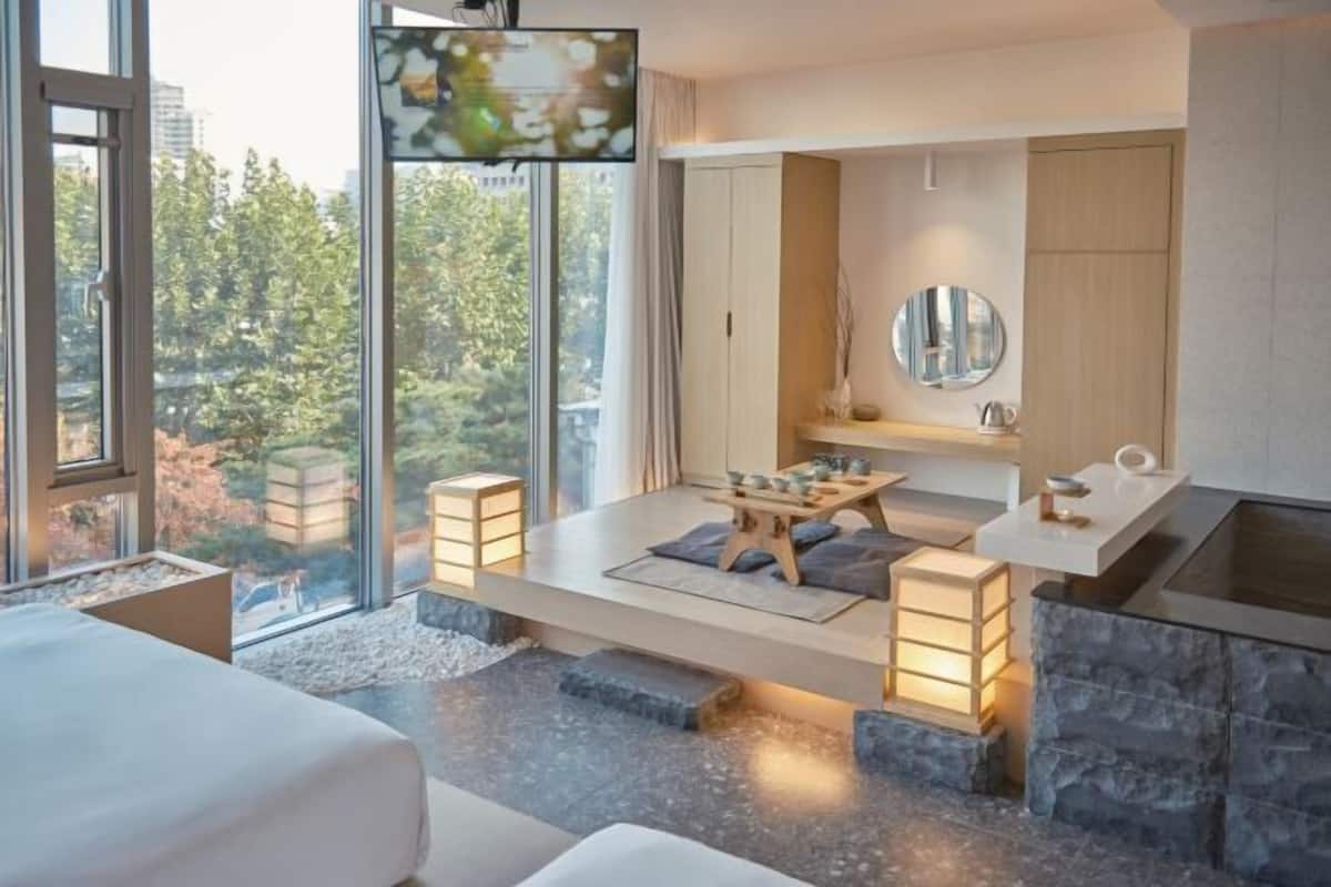 2 camere, postazione laptop, tende oscuranti, insonorizzazione