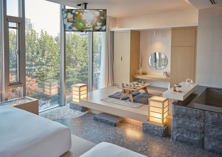 Private City Spa | 2 bedrooms, laptop workspace, blackout drapes, soundproofing