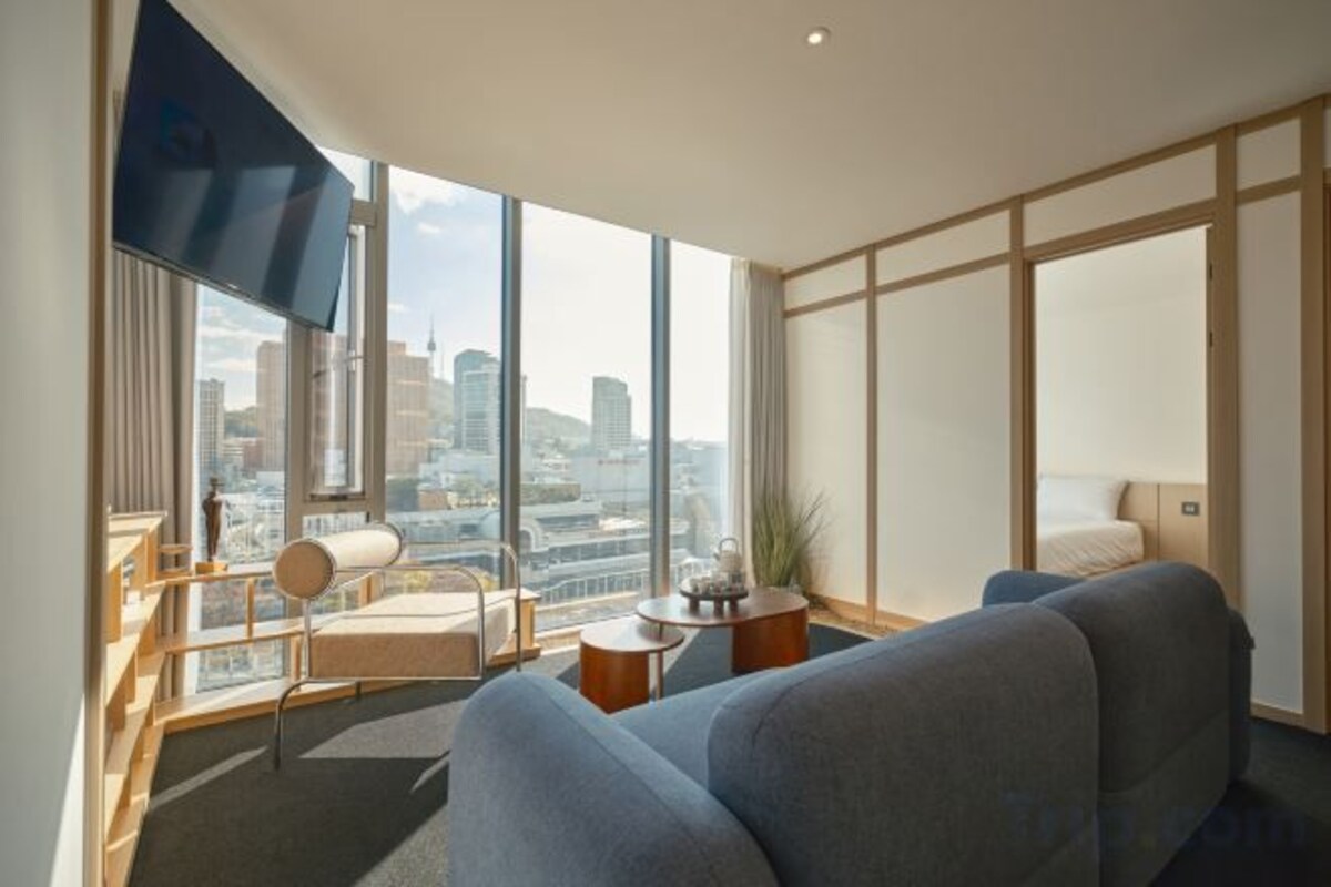 Living area | 55-inch TV with cable channels