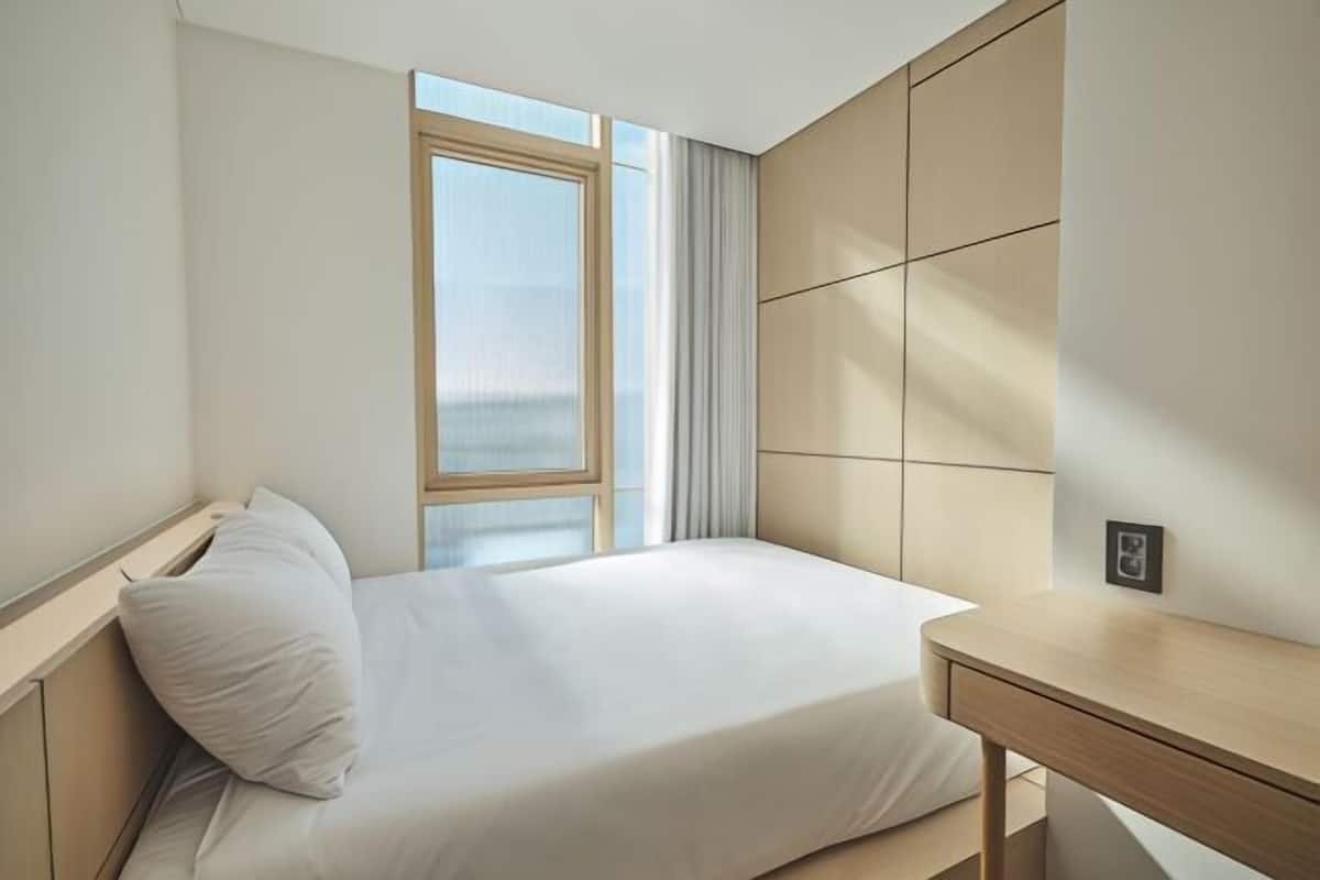 2 camere, postazione laptop, tende oscuranti, insonorizzazione