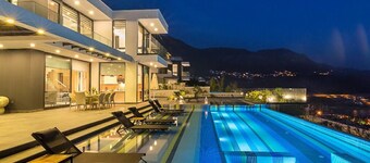 Villa Beach House Duo, exclusive 4 bedroom overlooking Kalamar Bay