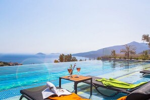 Outdoor pool - Villa Beach House Duo, exclusive 4 bedroom overlooking Kalamar Bay (Antalya)