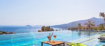 Villa Beach House Duo, exclusive 4 bedroom overlooking Kalamar Bay
