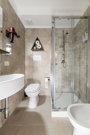 Dusche, Haartrockner, Bidet, Handtücher