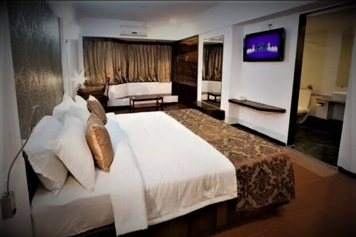 Minibar, in-room safe, iron/ironing board, free WiFi