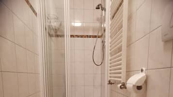 Apartamento | Banheiro | Chuveiro, secador de cabelo, toalhas de banho, shampoo