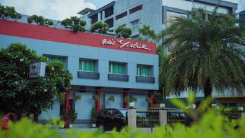 Vista frontal de la propiedad