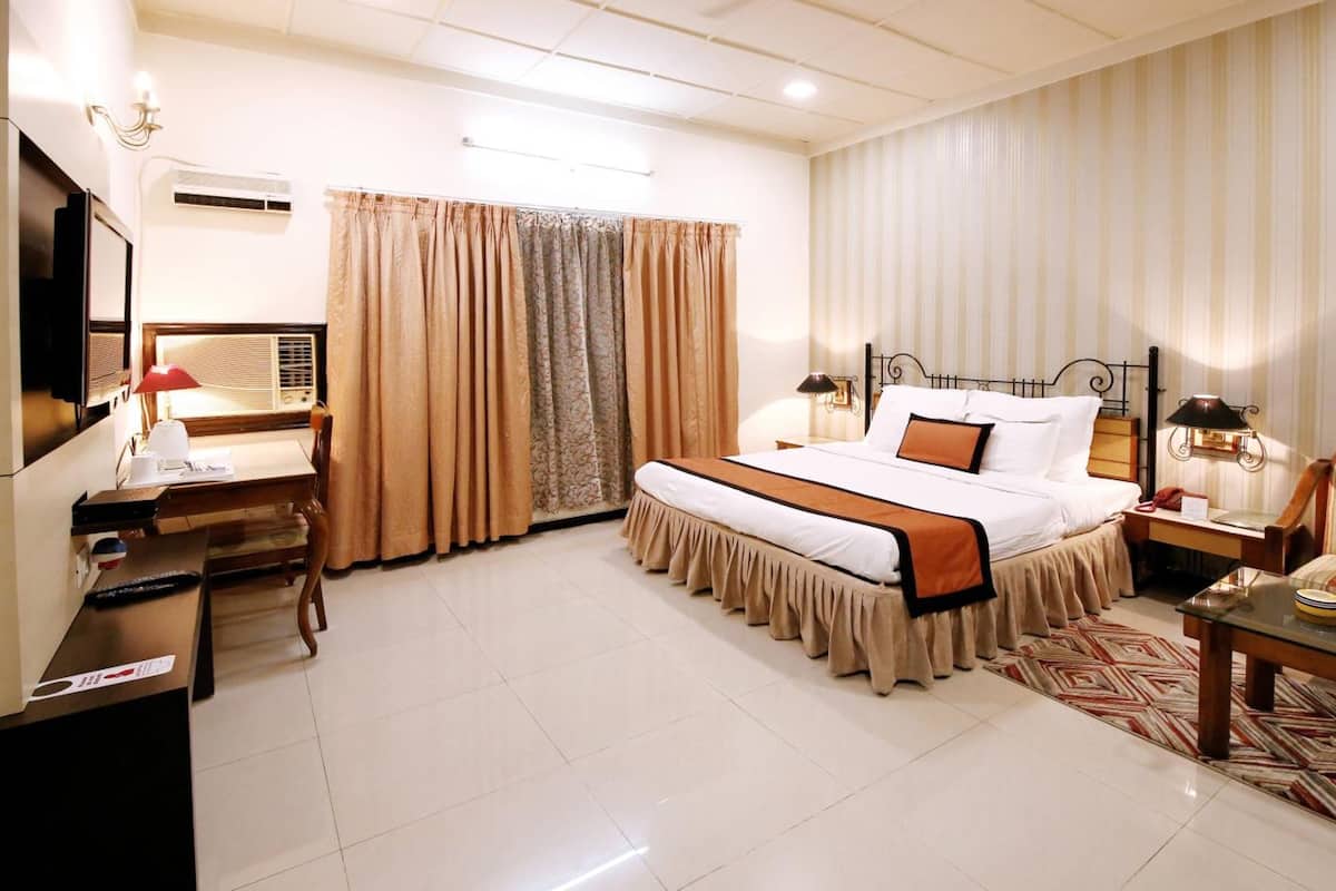 Deluxe Executive Room | In-room safe, desk, soundproofing, free WiFi