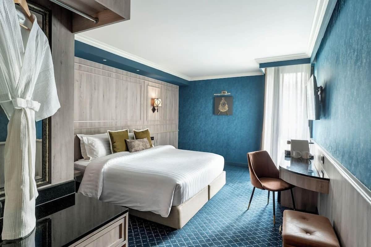 In-room safe, desk, laptop workspace, blackout curtains
