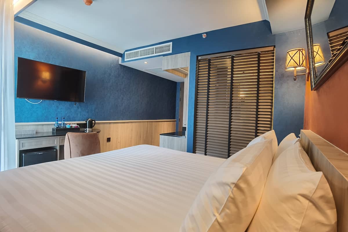First Class Coach King | 1 bedroom, in-room safe, desk, laptop workspace