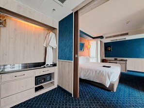 Saloon Coach King | In-room safe, desk, laptop workspace, blackout curtains - Montraj Coach Sukhumvit Bangkok (Bangkok)