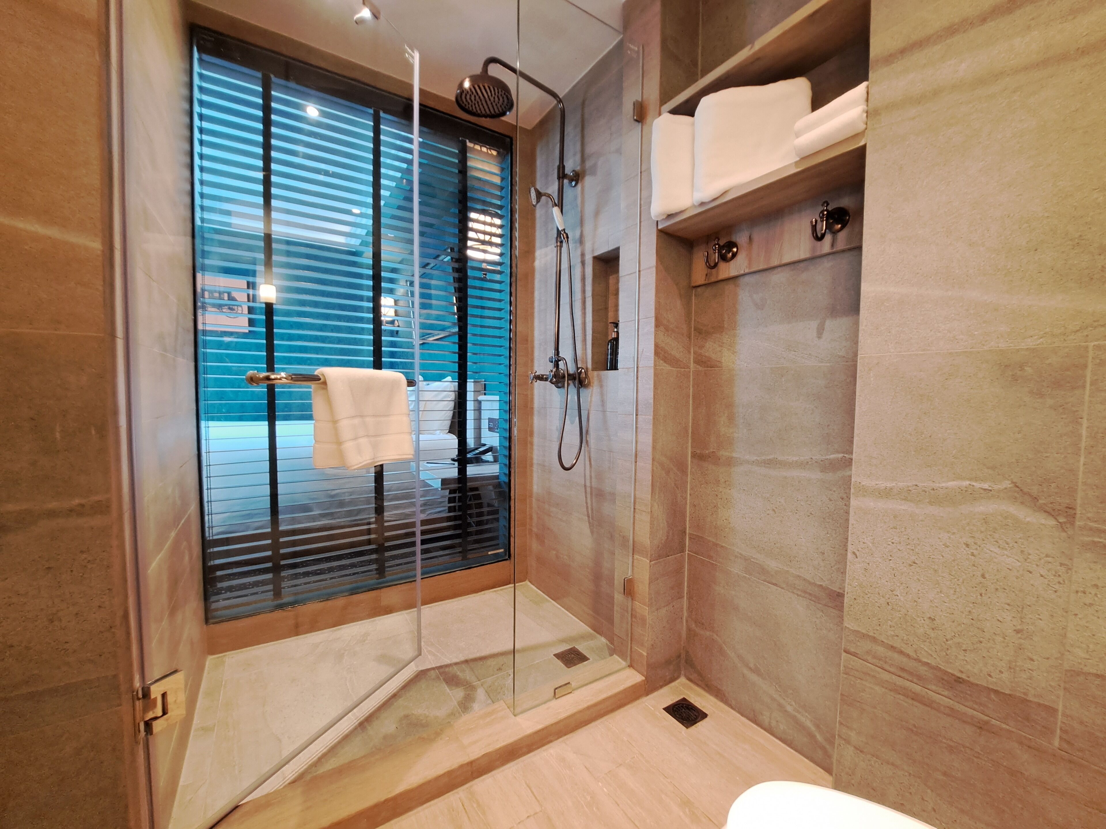 general coach king | bathroom | shower, rainfall showerhead, free toiletries, hair dryer