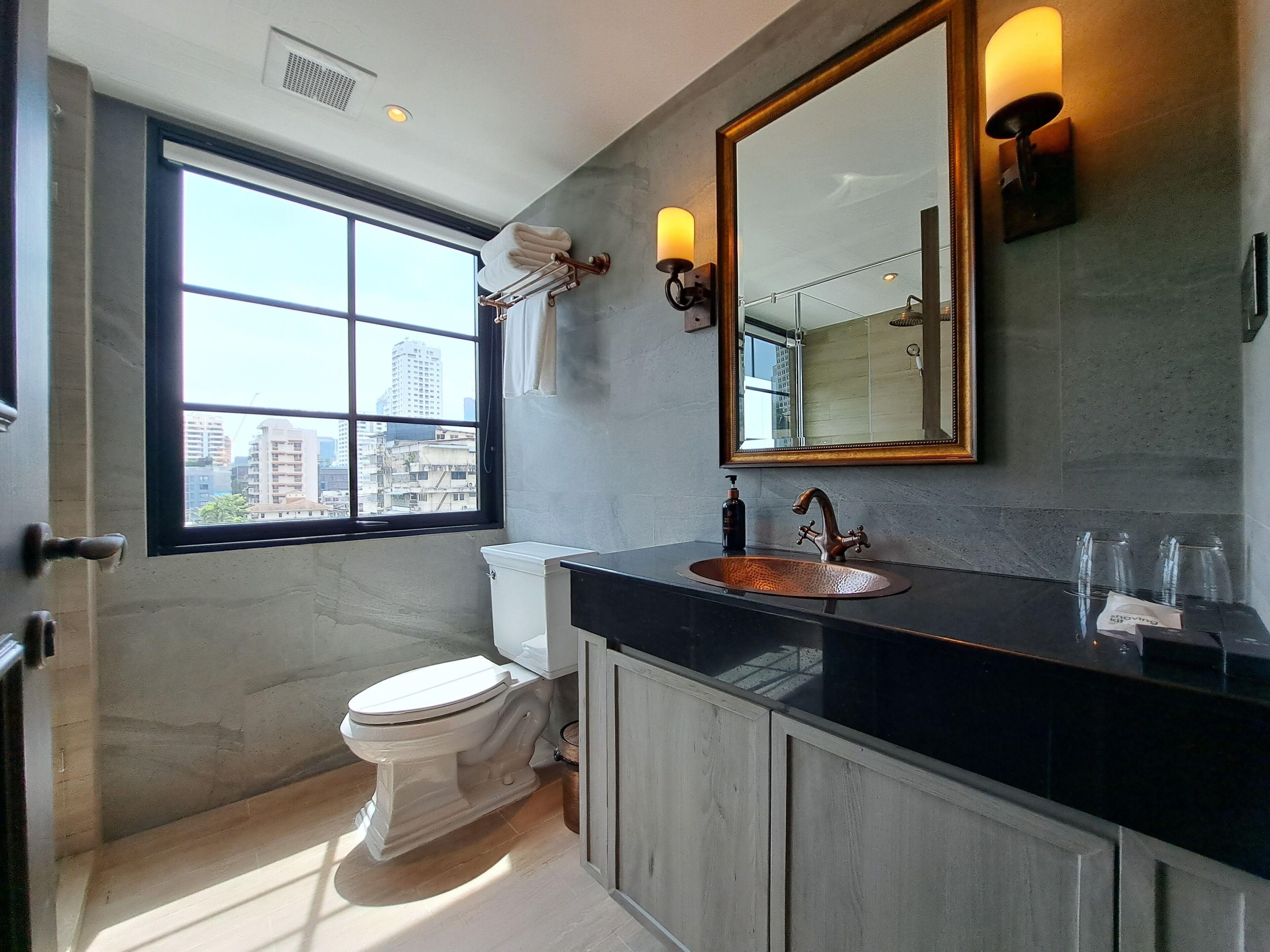 saloon coach king | bathroom | shower, rainfall showerhead, free toiletries, hair dryer