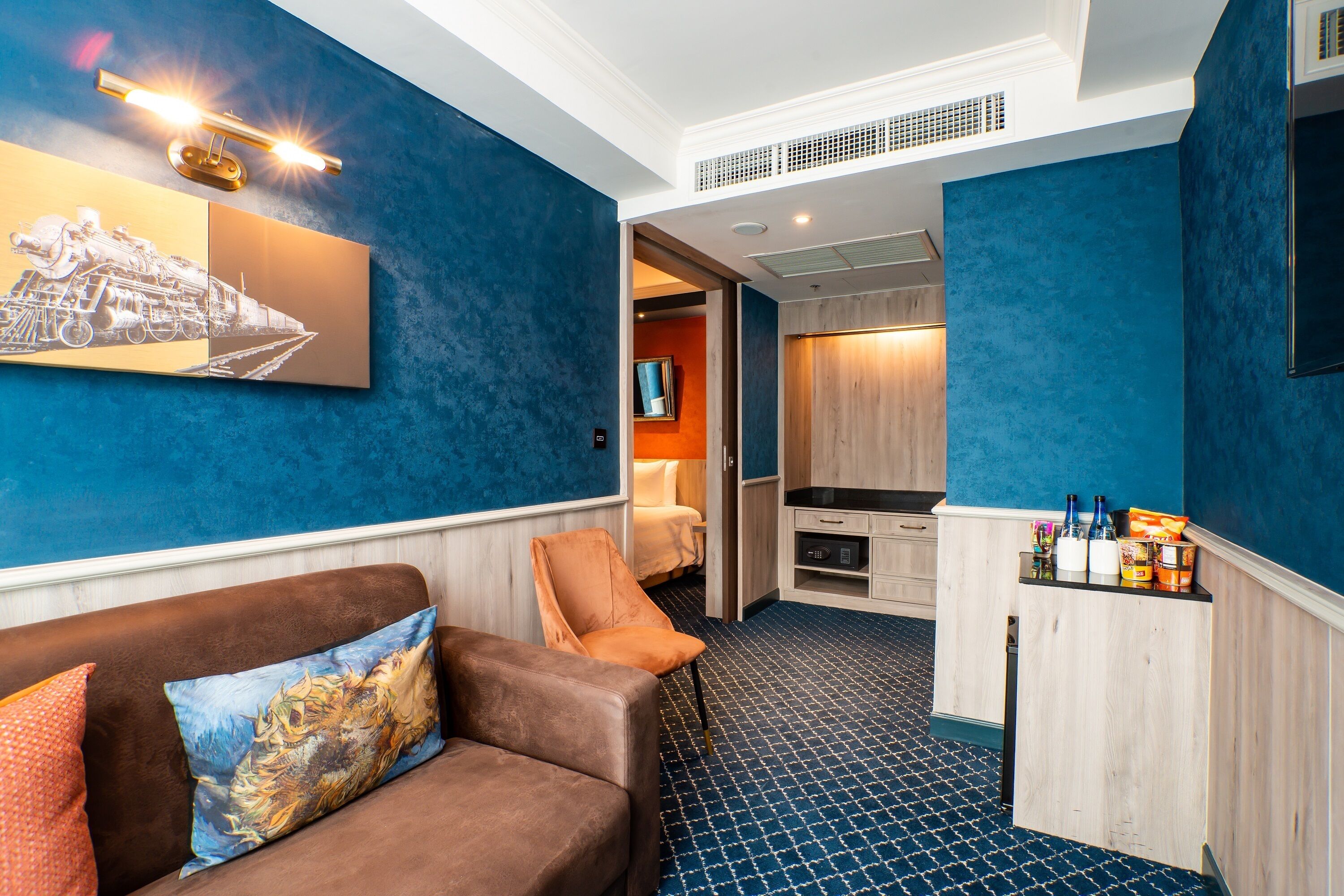 saloon coach king | 1 bedroom, in-room safe, desk, laptop workspace