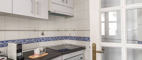 Réfrigérateur, micro-ondes, four, cafetière/bouilloire