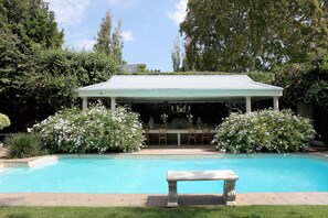 Outdoor pool - Tranquil setting in the heart of the Constantia Winelands (Cape Town)
